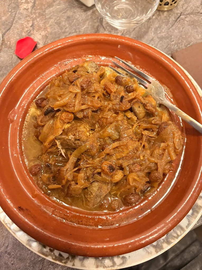 Tajine marocain en plat en terre cuite